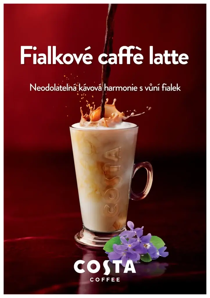 Fialkové caffe latte chutná a voní po jaru